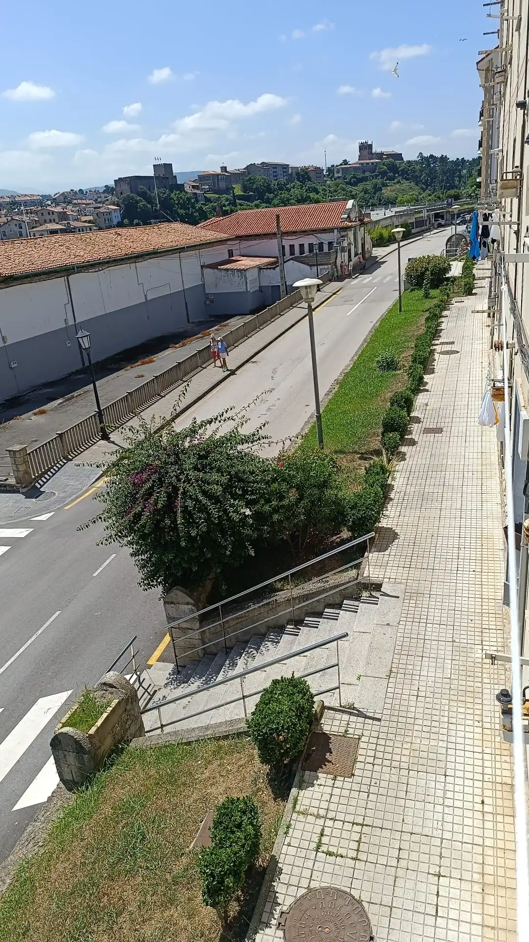 El paseo de la Barquera y el casco histórico vistos desde el apartamento